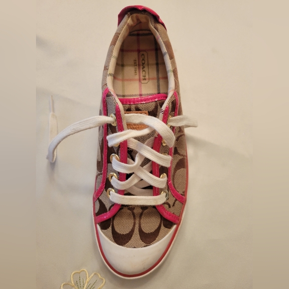 Coach Womens Size 7 1/2 B Width Barrett Sneakers Snug Fits Better With No Sock - Picture 7 of 9